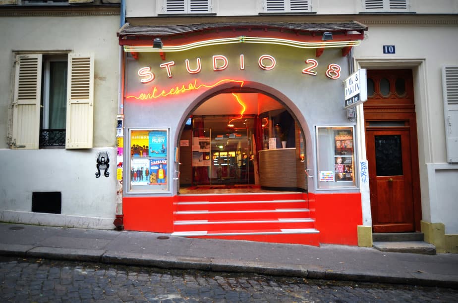 Вы также можете найти фильмы « VOSTFR » в независимых кинотеатрах, таких как Studio 28, расположенная в районе Монмартра, а также Le Champo в Латинском квартале